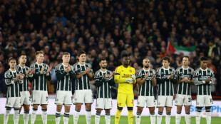 Man Utd players pay tribute to late Bobby Charlton