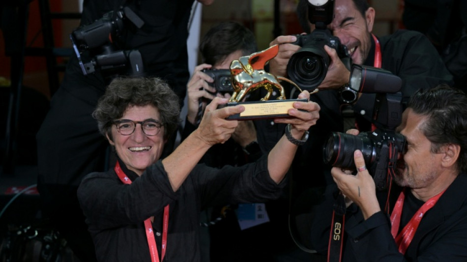 George Clooney vira fot&oacute;grafo da AFP por alguns instantes