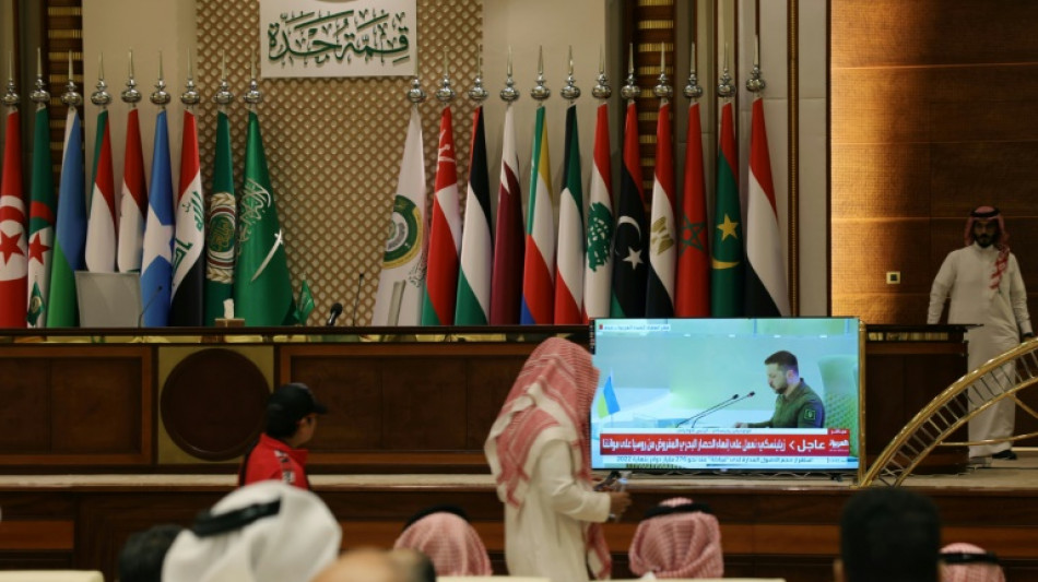 Assad marca seu retorno entre os pa&iacute;ses &aacute;rabes em c&uacute;pula sediada pela Ar&aacute;bia Saudita