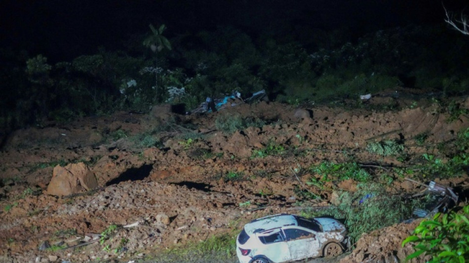 Buscan sobrevivientes tras alud que dej&oacute; 33 muertos en Colombia 