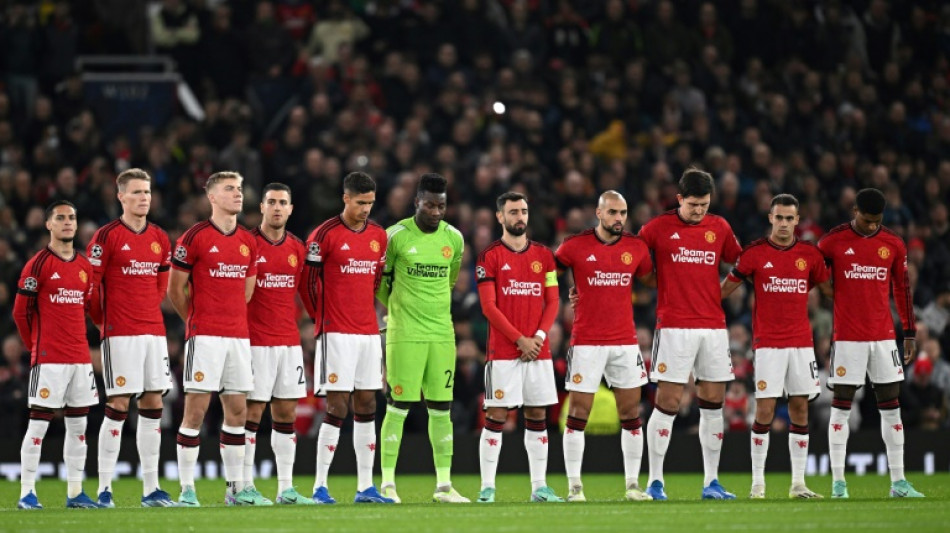 Man Utd pay homage to legend Charlton