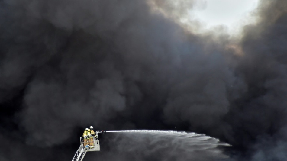 Wohnhausbrand in Niedersachsen: Retter kommt ums Leben