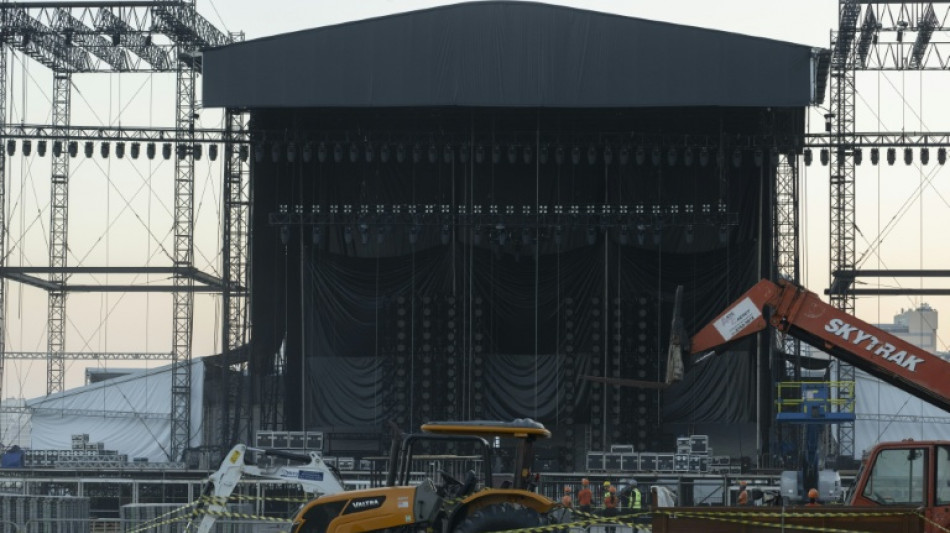 Trabalhador morre em acidente durante montagem de palco da Shakira em Copacabana 