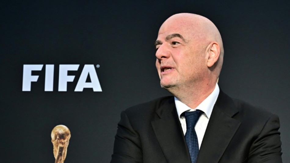 Presidente da Fifa rende homenagem a Berlusconi: 'vision&aacute;rio'