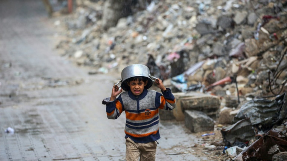 Sous les tentes de Gaza, la pluie ajoute aux malheurs des d&eacute;plac&eacute;s