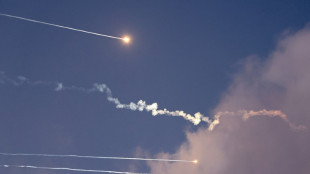 Irã ameaça Israel com resposta "mais forte" no segundo dia de bombardeios