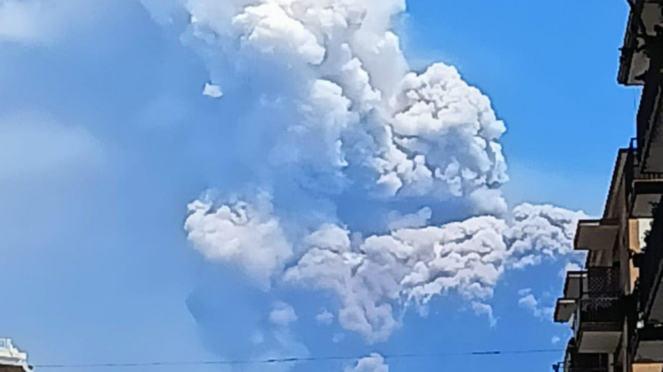 ++ Crolla parte cratere Etna, nube eruttiva alta chilometri ++