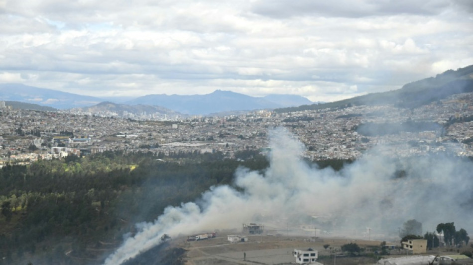 Fum&eacute;es dans le nord de Quito au quatri&egrave;me jour d'un feu de for&ecirc;t
