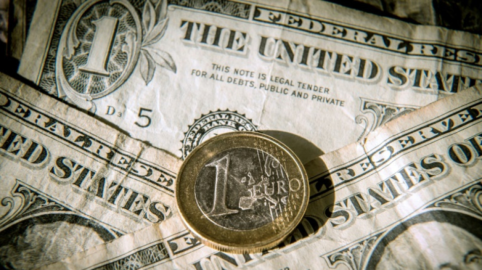 El euro cae a su valor m&aacute;s bajo frente al d&oacute;lar desde 2002