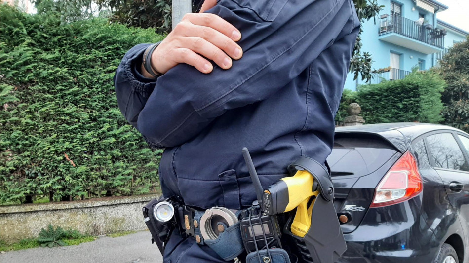 Morto per malore dopo taser, 'aveva opposto resistenza'