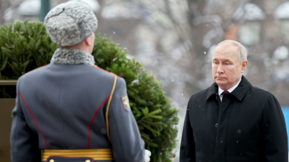 EUA anuncia novas san&ccedil;&otilde;es, enquanto Putin elogia 'her&oacute;is' russos