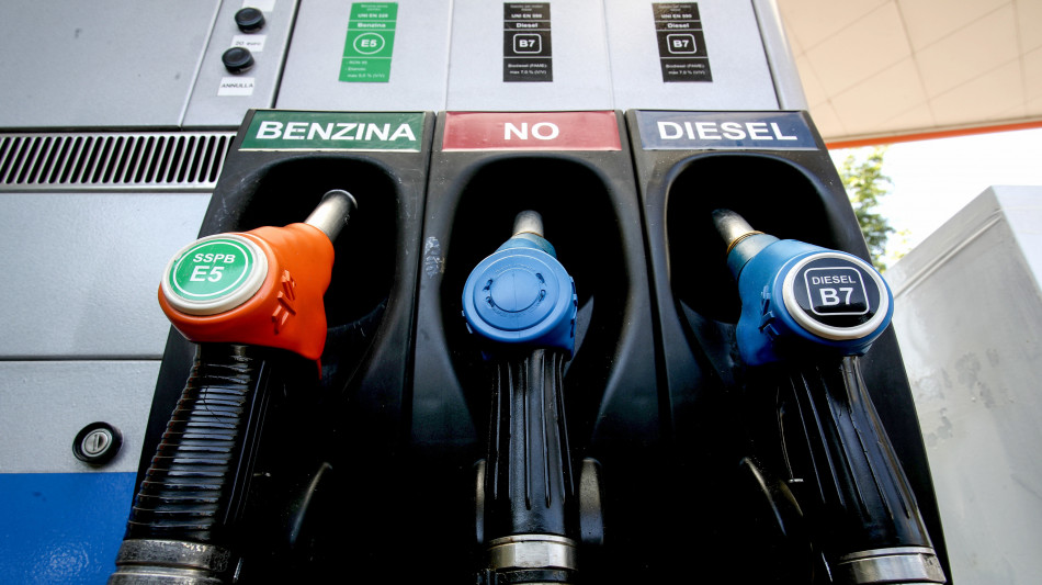 Mimit, prezzi carburanti in calo, benzina self a 1,909 euro