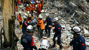 Mann in Myanmar f&uuml;nf Tage nach Erdbeben lebend aus Tr&uuml;mmern geborgen