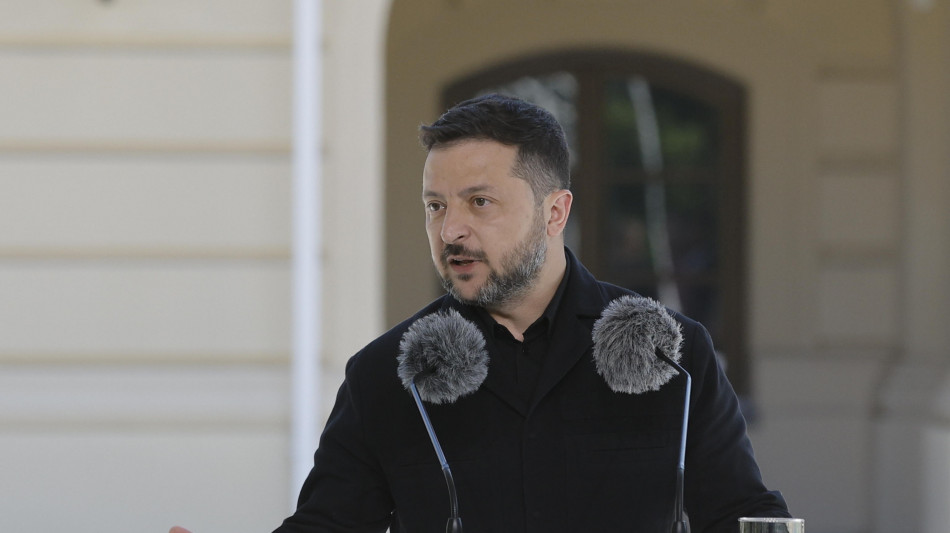 Zelensky, 'Mosca non rallenta escalation, raid su 13 regioni'