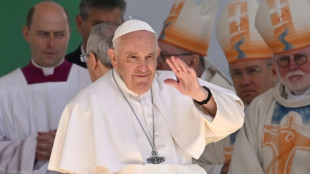 El papa concluye su visita a Hungr&iacute;a con un llamado a favor de los migrantes y la paz