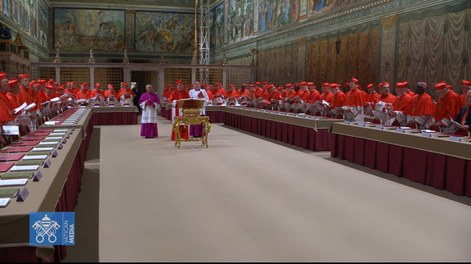 Il nuovo Papa saluta i cardinali, stasera a cena con loro