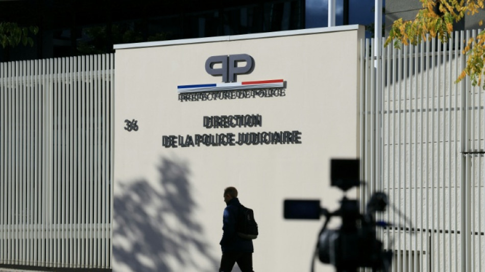 Erster Fahndungserfolg nach Louvre-Diebstahl: Polizei nimmt zwei Verd&auml;chtige fest