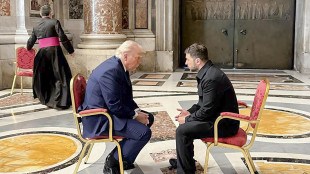 Media, 'a San Pietro Trump ha detto a Macron di non sedersi'