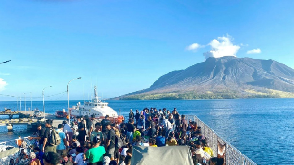 Indonesia rebaja el nivel de alerta tras la erupci&oacute;n del volc&aacute;n Ruang y reabre el aeropuerto