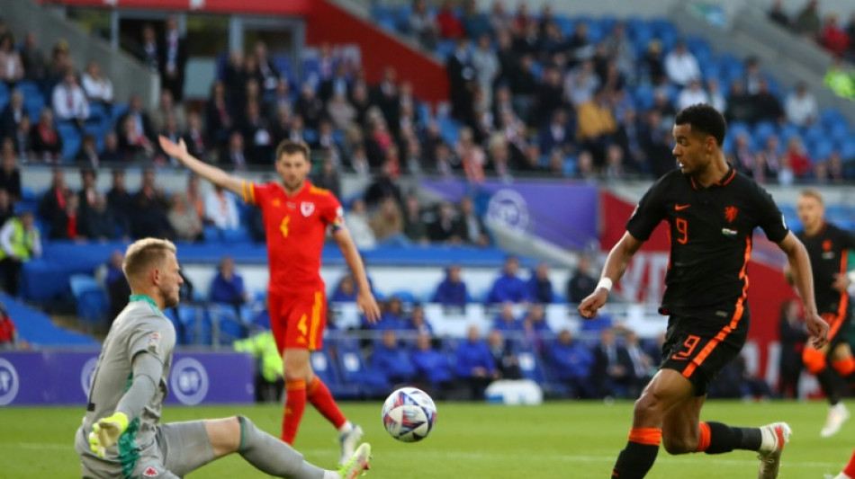 Holanda sigue firme, B&eacute;lgica golea a Polonia y Ucrania y Escocia se consuelan