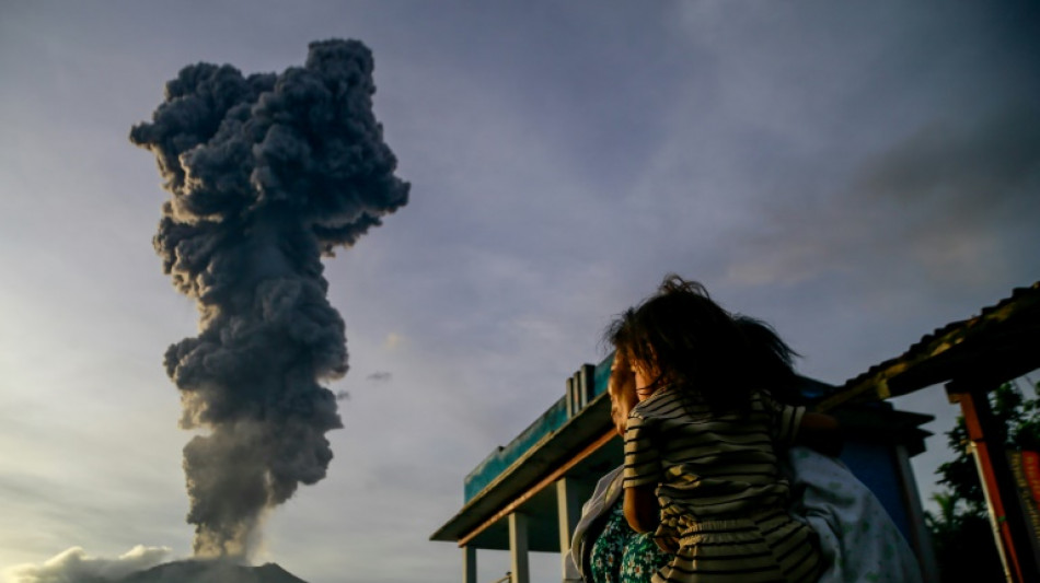 Eruption d'un volcan en Indon&eacute;sie: des milliers d'&eacute;vacuations en cours 