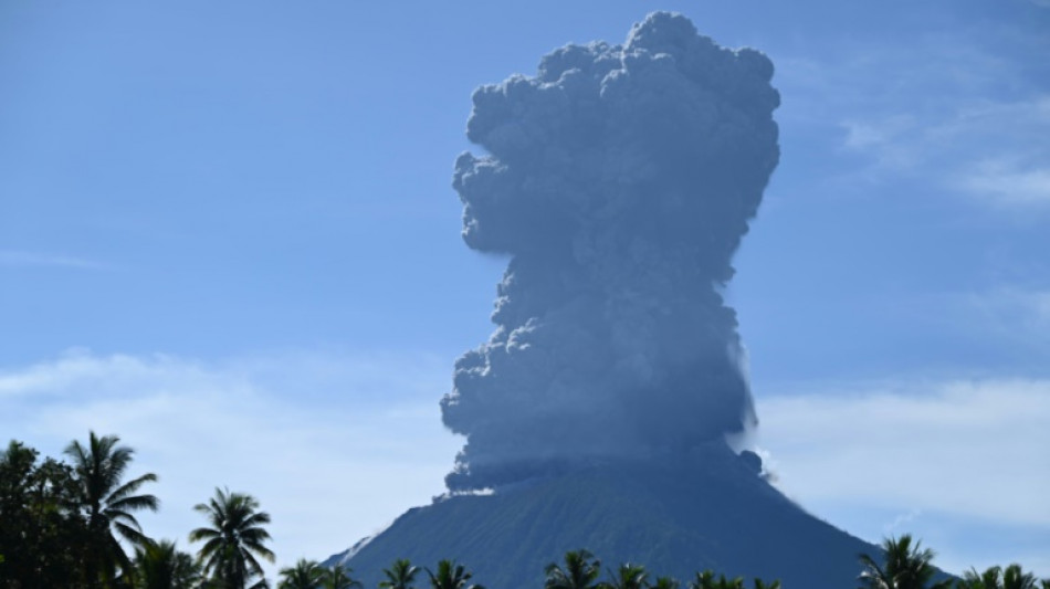 Indon&eacute;sie: le volcan Ibu projette une &eacute;norme colonne de cendres