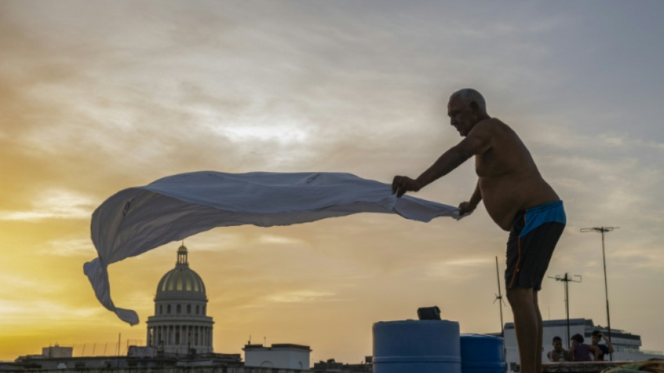 Cubanos dormem em terra&ccedil;os e espa&ccedil;os p&uacute;blicos devido ao calor e aos apag&otilde;es