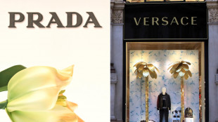 Prada riunisce il cda per Versace, chiude in rialzo a Hong Kong