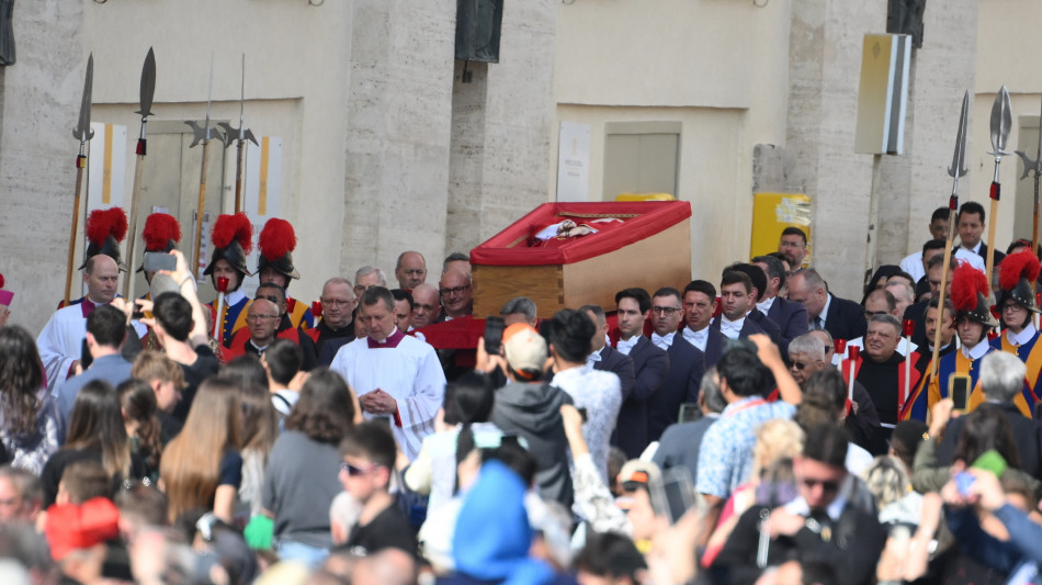 La bara aperta del Papa portata dai sediari