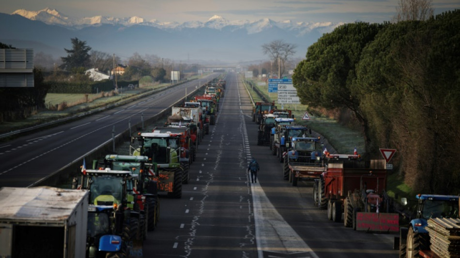 Agricultores franceses amea&ccedil;am recrudescer protestos