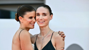 Irm&atilde;s Rooney e Kate Mara surpreendem em Veneza com atua&ccedil;&atilde;o em un&iacute;ssono