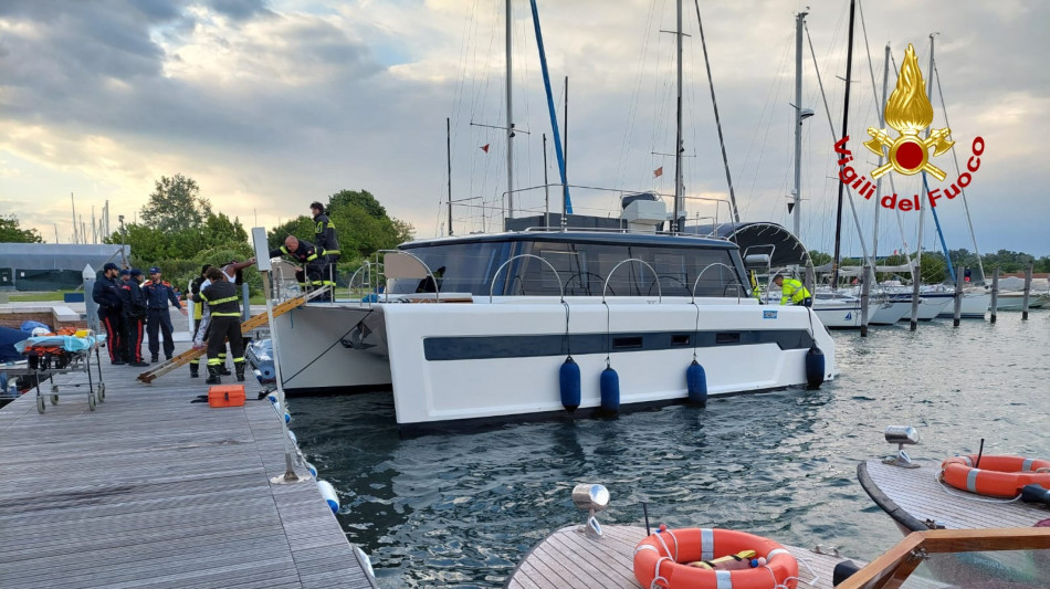 Cade da catamarano e viene presa dall'elica, morta donna