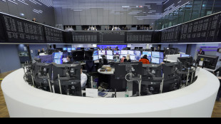 Borsa: l'Europa termina poco mossa, corrono difesa e alcolici