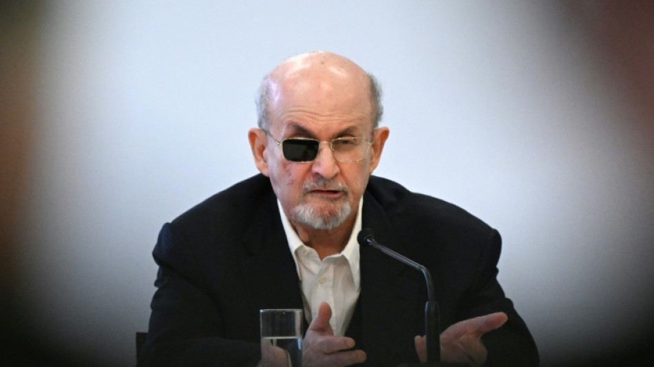Au proc&egrave;s de son assaillant pr&eacute;sum&eacute;, Salman Rushdie raconte s'&ecirc;tre vu "mourir"