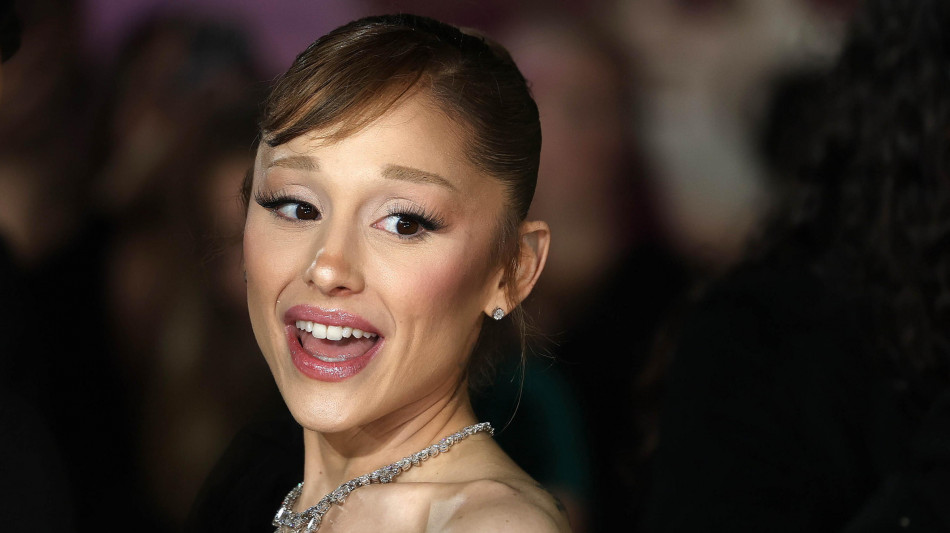 Ariana Grande si ferma per un anno dopo il tour, cancellato il debutto nel West End