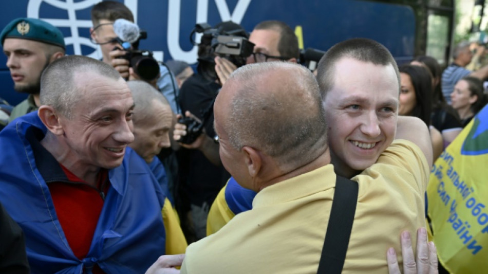 Reencuentros, sonrisas y lágrimas en el regreso a Ucrania de prisioneros liberados por Rusia