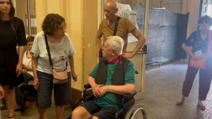 Anziani non riescono a votare, seggio al I piano senza ascensore