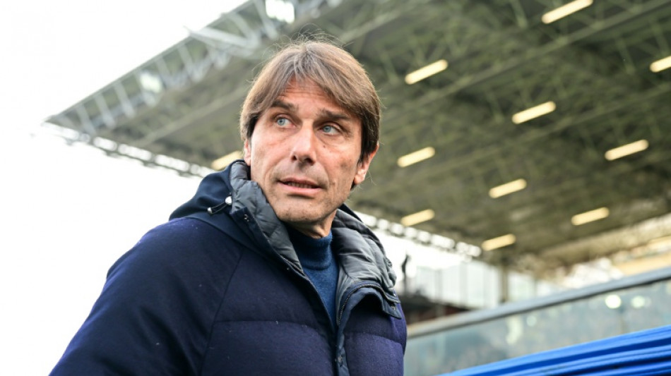 Napoli vence Lecce e se isola na liderança do Italiano