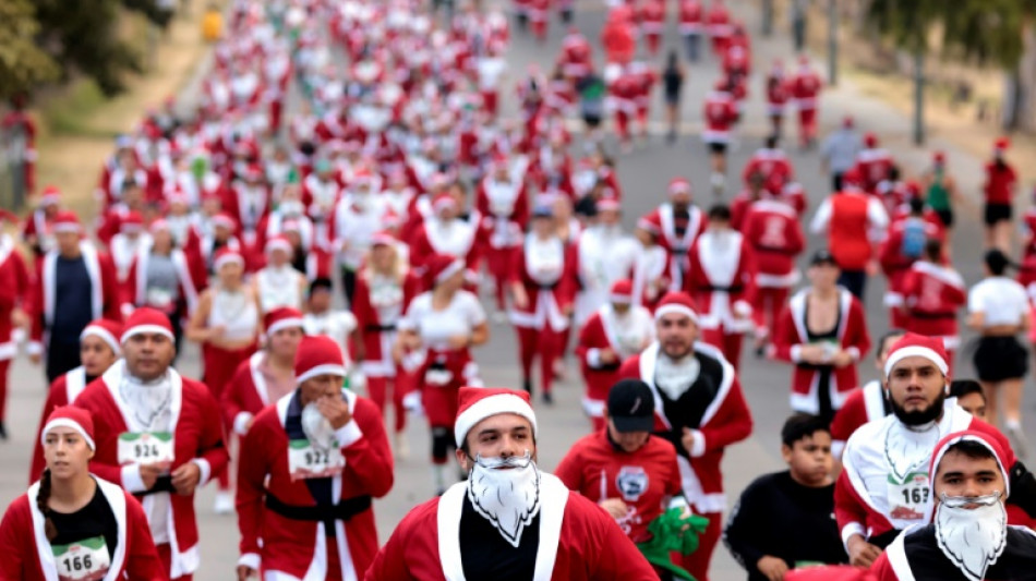 Mexique: une nu&eacute;e de P&egrave;re No&euml;l &agrave; la traditionnelle course p&eacute;destre de Guadalajara