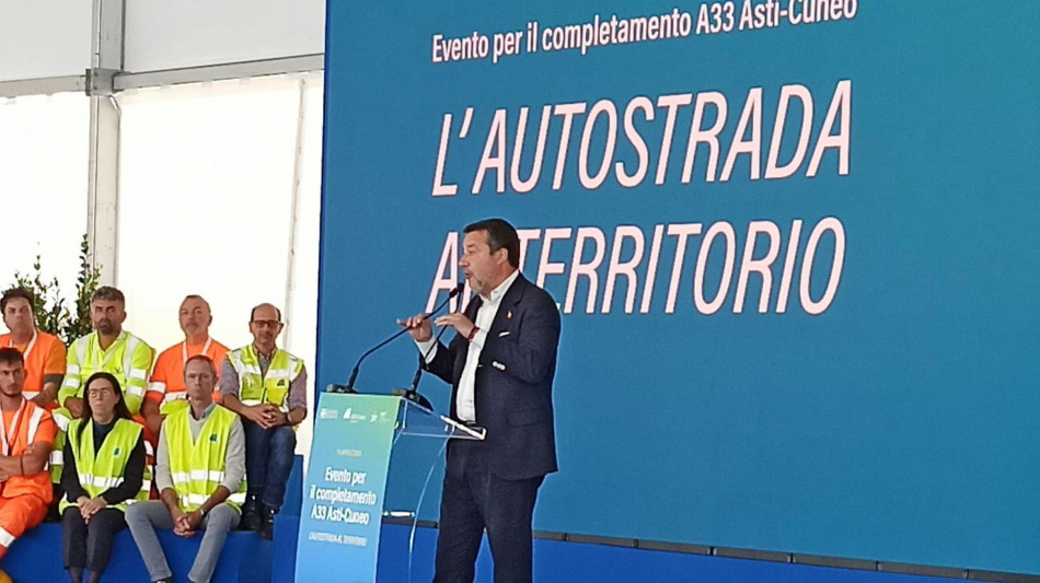 Salvini, 'non chiudo l'Italia perch&eacute; Bruxelles &egrave; comandata da cretini'