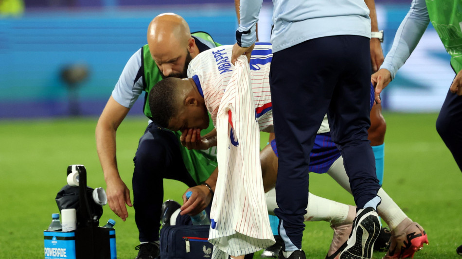 Euro 24: 'Mbapp&egrave; per ora non si opera', gioca con la mascherina