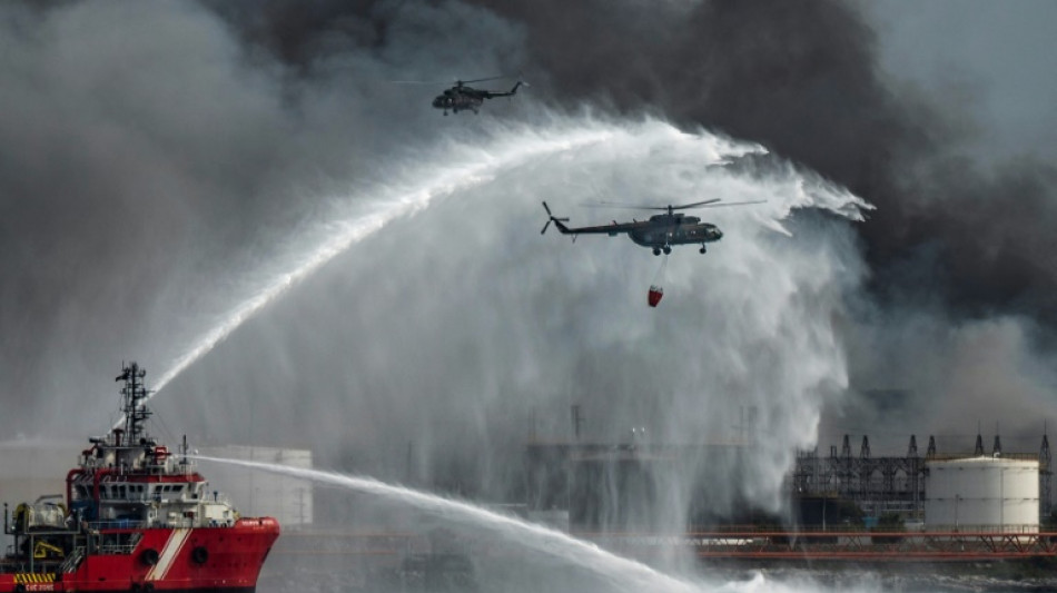 Bomberos declaran "controlado" el incendio de tanques de petr&oacute;leo en Cuba