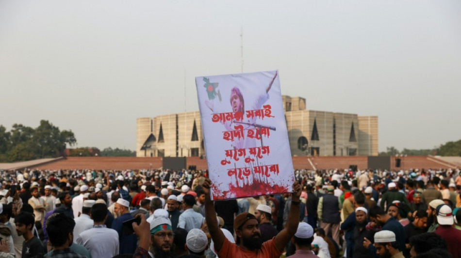 Bangladesh: foule immense aux fun&eacute;railles du leader &eacute;tudiant assassin&eacute;