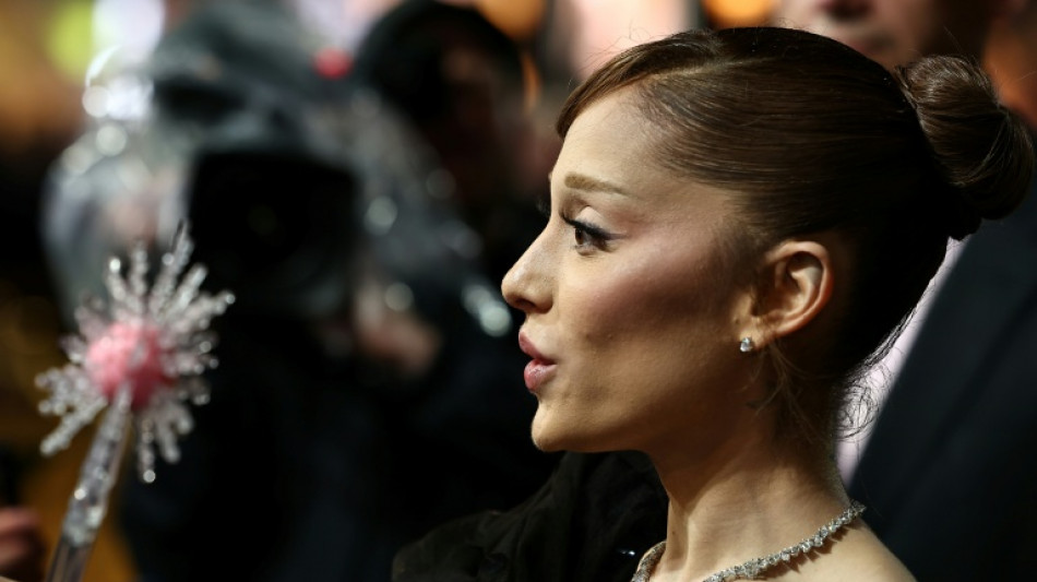 Acusan de desorden público al hombre que saltó sobre Ariana Grande en un estreno en Singapur