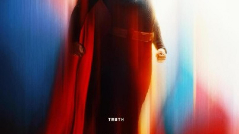 La Casa Bianca posta una foto di Trump vestito da Superman