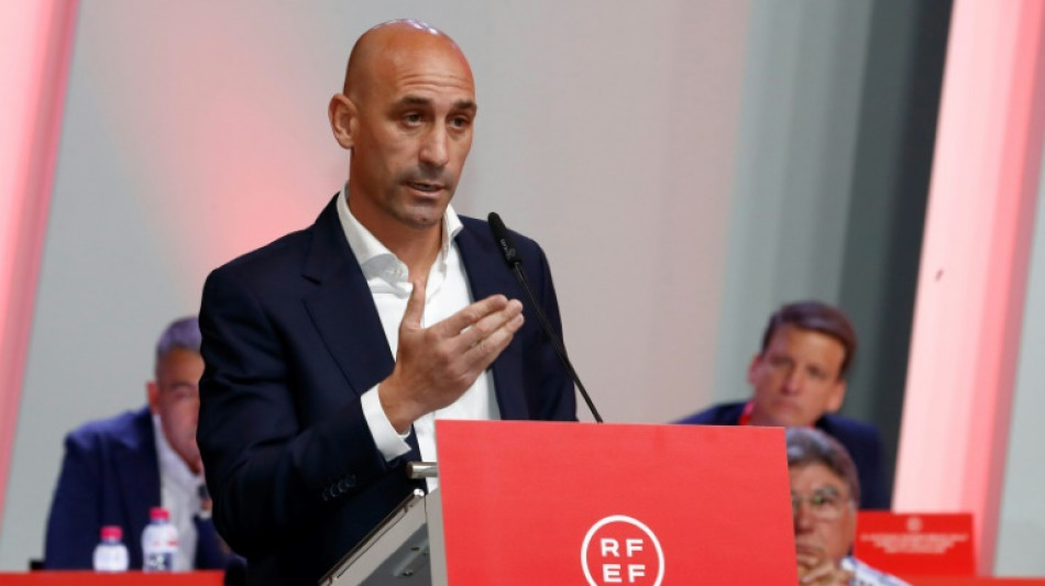 Federa&ccedil;&atilde;o Espanhola de Futebol anuncia 'a&ccedil;&otilde;es judiciais' contra Hermoso; Fifa suspende Rubiales