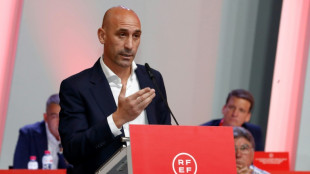 Federa&ccedil;&atilde;o Espanhola de Futebol anuncia 'a&ccedil;&otilde;es judiciais' contra Hermoso; Fifa suspende Rubiales