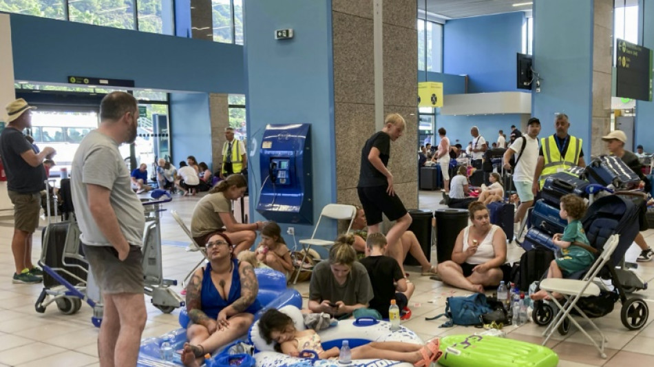 Incendies en Gr&egrave;ce: l'a&eacute;roport de Rhodes, un campement improvis&eacute; pour touristes d&eacute;sempar&eacute;s
