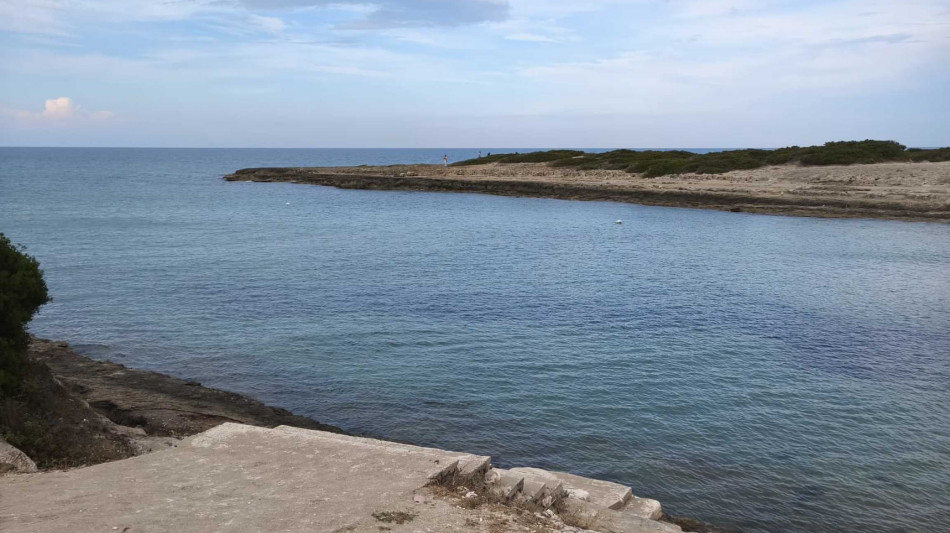 A pesca sugli scogli, uomo muore colpito da un fulmine nel Brindisino