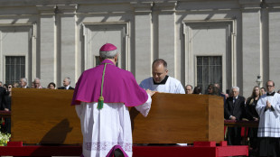 Terminato funerale del Papa, ancora applausi dei fedeli